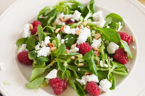 Ensalada Fresca Deliciosa Con Lechuga Verde Frambuesas Feta — Foto de Stock