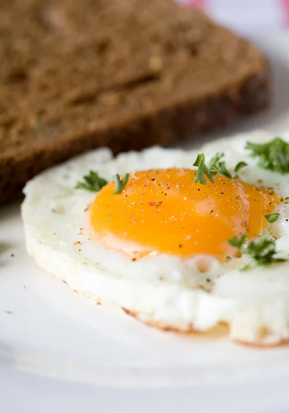 Arka Planda Yumurta Sarısı Sandviçli Sahanda Yumurta — Stok fotoğraf
