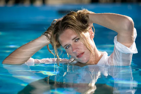 Beautiful Blonde Wet Woman Swimming Pool Looking Sexy Camera — Stock Photo, Image