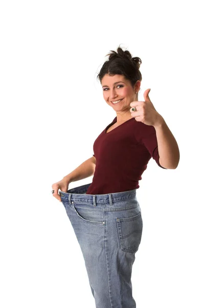 Χαρούμενη Μελαχρινή Γυναίκα Που Δείχνει Απώλεια Βάρους Και Φοράει Τεράστιο — Φωτογραφία Αρχείου