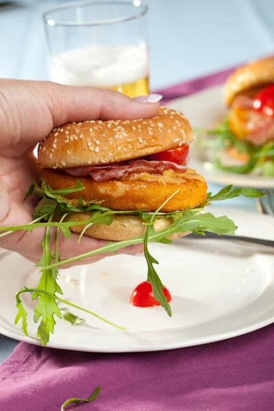 开胃菜鸡肉汉堡包垃圾食品 人在手的食物 — 图库照片