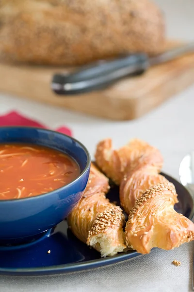 Röd Välsmakande Tomatsoppa Med Bröd — Stockfoto