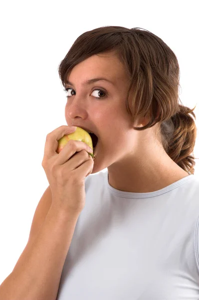 可愛いですブルネット取るA大きな一口アウトの健康的なリンゴ — ストック写真