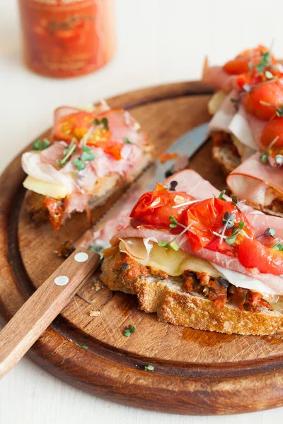 Pedaço Deliciosa Bruschetta Foi Cortado Com Uma Faca Rústica — Fotografia de Stock