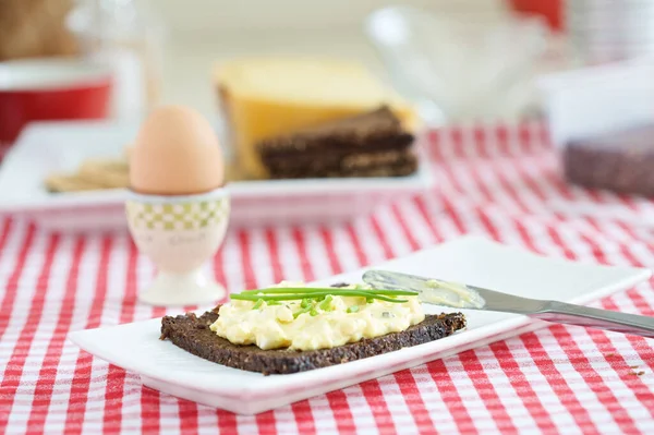 Black Bread Egg Salad Lunch — Stock Photo, Image