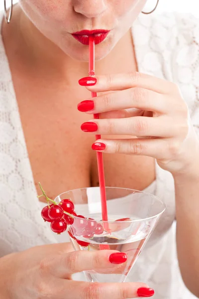 Mujer Bonita Bebiendo Cóctel Con Una Pajita Roja — Foto de Stock