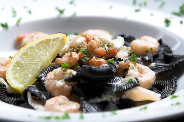 Plat Pâtes Noir Avec Fruits Mer Grosses Crevettes Tigrées Citron — Photo