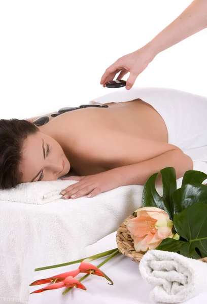 Mulher Bonita Passando Por Tratamento Massagem Com Pedras Quentes — Fotografia de Stock