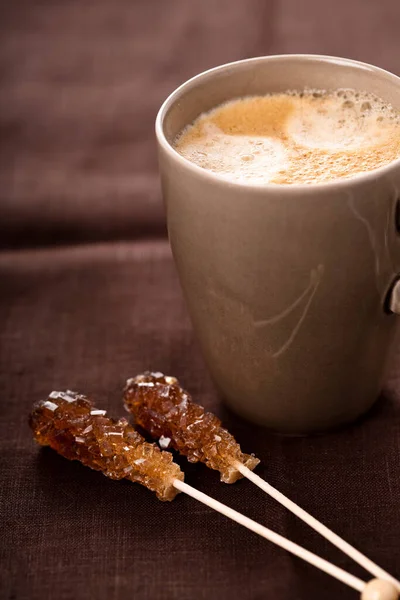 Leckere Tasse Kaffee Mit Zuckerrohr Auf Stöcken — Stockfoto