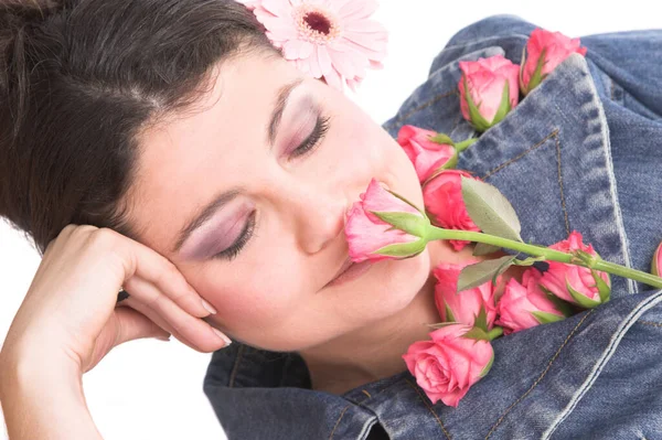 Jolie Brune Femme Sentant Les Fleurs Les Yeux Fermés — Photo