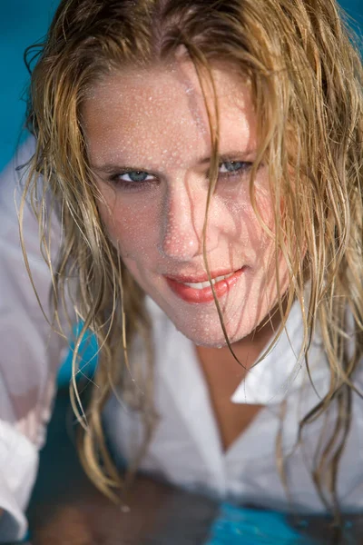 Mulher Loira Bonita Camisa Molhada Cabelo Molhado Olhando Para Câmera — Fotografia de Stock