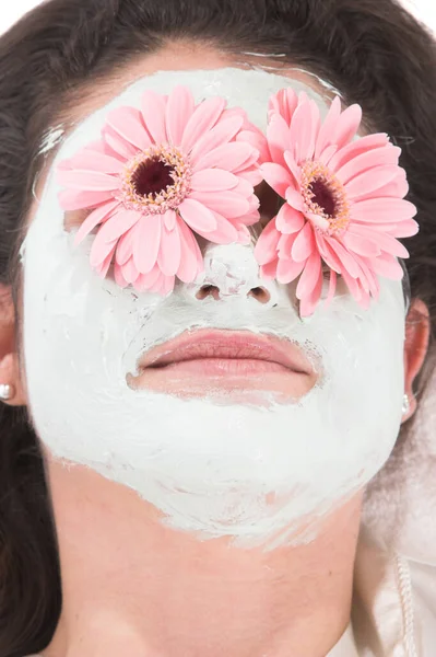 Όμορφη Γυναίκα Ξαπλωμένη Μάσκα Προσώπου Και Λουλούδια Στα Μάτια Της — Φωτογραφία Αρχείου