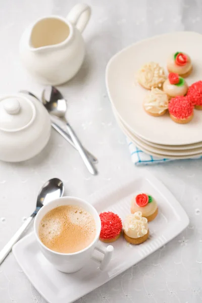 Tisch Mit Kaffeetasse Und Kleinen Süßen Leckereien Mit Marzipan — Stockfoto