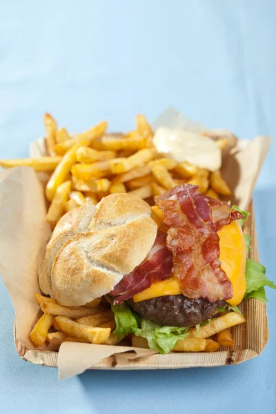 Gustoso Hamburger Carne Con Patatine Fritte Piatto Legno — Foto Stock