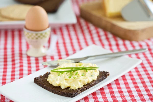 Kahvaltıda Yumurtalı Çavdar Ekmeği Yumurta Salatası — Stok fotoğraf