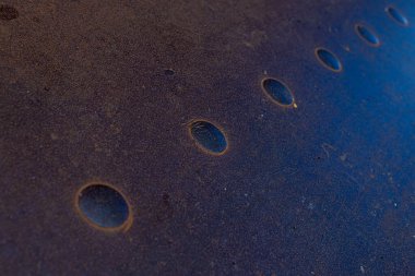 Derin aşınması olan eski metal.