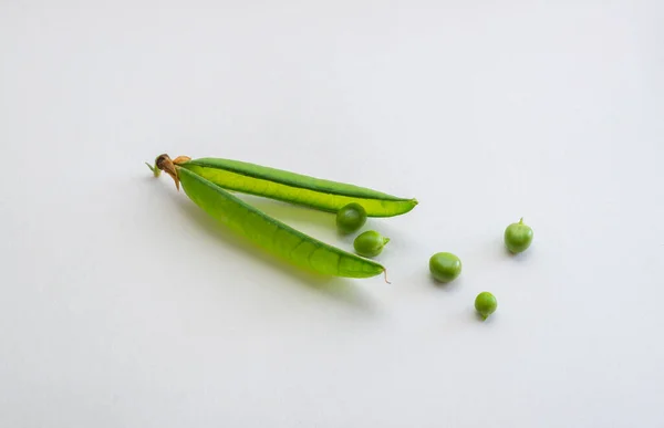 白い背景にある緑のエンドウ豆の小枝です — ストック写真