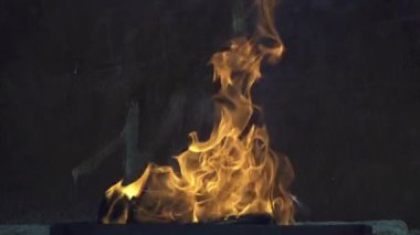Bu, arka planda bir ateş alevi..