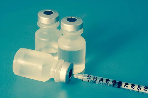 Plastik şişeler ve deri altı iğneleri.