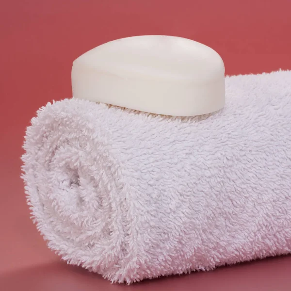 Barra de jabón debajo de una toalla enrollada — Foto de Stock