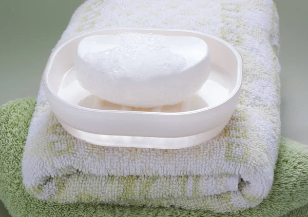 Barra de jabón blanco y toalla de baño — Foto de Stock