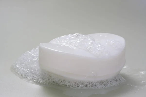 Szép fehér szappantartó habbal — Stock Fotó