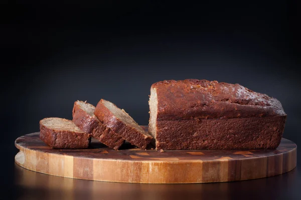 Pane di banana affettato su una tavola di legno — Foto Stock