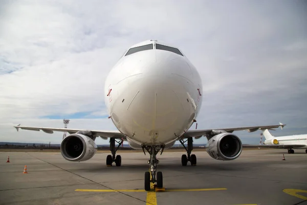 Airplane front view — Stock Photo, Image