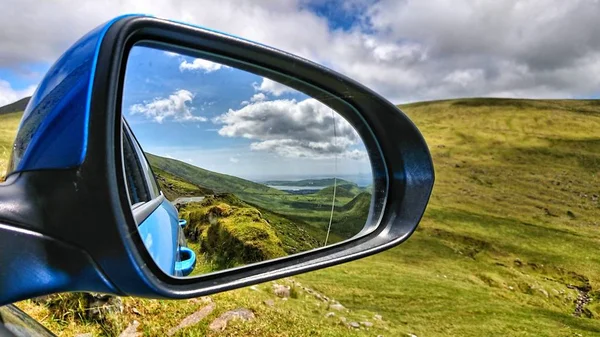 Tittar Genom Backspegeln Bilen Ett Panorama Över Ett Landskap Med Royaltyfria Stockbilder