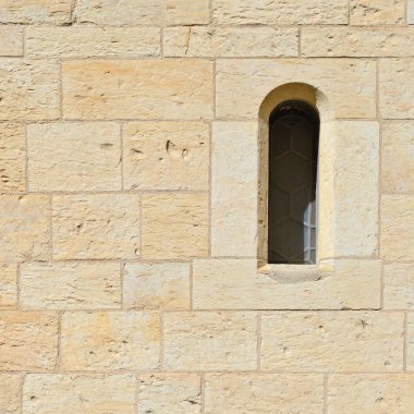 Antik bir binada bir kafes pencere. Eski Pragua, 2018. 