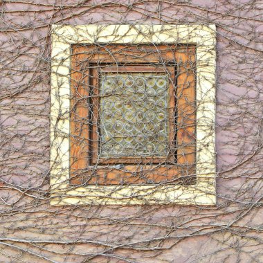 Antik bir binada bir kafes pencere. Eski Pragua, 2018. 