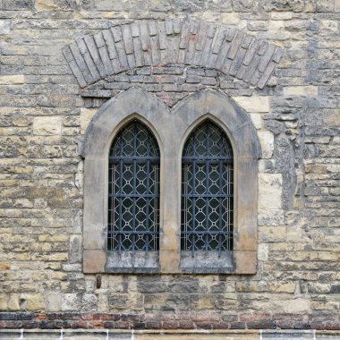 Antik bir binada bir kafes pencere. Eski Pragua, 2018. 