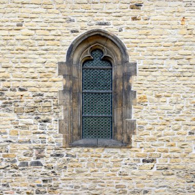 Antik bir binada bir kafes pencere. Eski Pragua, 2018. 