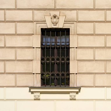 Antik bir binada bir kafes pencere. Eski Pragua, 2018. 