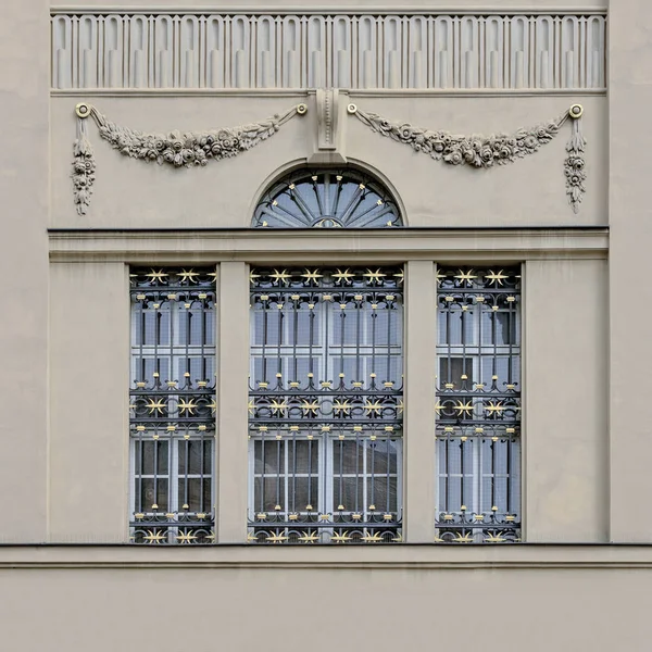 Ventana Con Una Celosía Edificio Antiguo Viejo Pragua 2018 —  Fotos de Stock