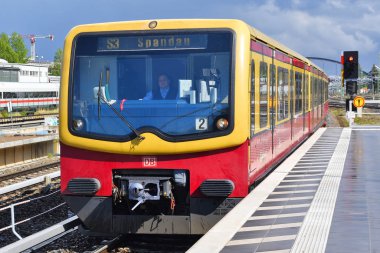 Berlin, Almanya Federal Cumhuriyeti - 27 Nisan 2018: yerel tren yolcu platformu şehir İstasyonu yakınındaki tren sürücüsü sürücüler.