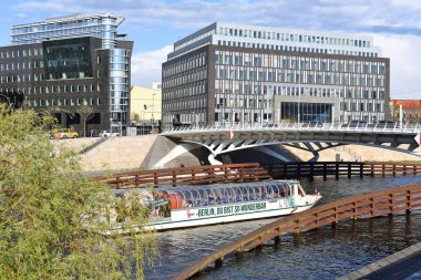 Berlin, Almanya Federal Cumhuriyeti - 27 Nisan 2018: bir nehir Spree Nehri karşı Federal basın toplantısı e.V zemin üzerinde gemisi.