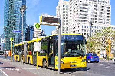 Berlin, Almanya Federal Cumhuriyeti - 27 Nisan 2018: Berlin şehir otobüs yolu üzerinde.