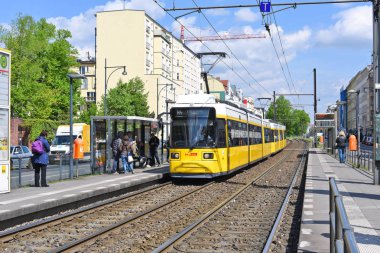 Berlin, Almanya Federal Cumhuriyeti - 27 Nisan 2018: modern tramvay şehrin sokaklarında.