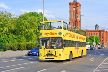 Berlin, Almanya Federal Cumhuriyeti - 27 Nisan 2018: gezi çift katlı otobüs şehrin sokak üzerinde dairesel bir rota bir keşif gezisi için.