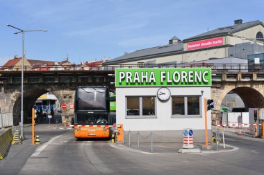 Prague, Çek Cumhuriyeti - 26 Nisan 2018: giriş ve çıkış için merkezi otobüs istasyonu Florenc.