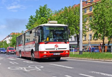 Prague, Çek Cumhuriyeti - 4 Mayıs 2018: şehir otobüs yolu üzerinde.
