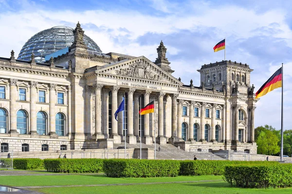 Berlin, Almanya Federal Cumhuriyeti - 27 Nisan 2018: Reichstag Binası.