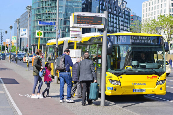 Берлин, Федеративная Республика Германия - 27 апреля 2018 года: Городской автобус Берлина на автобусной остановке
.