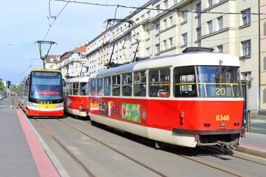 Prague, Çek Cumhuriyeti - 4 Mayıs 2018: eski tramvay şehrin sokaklarında.