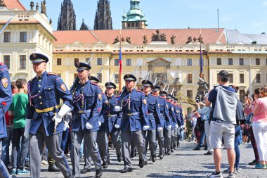 PRAG, CZECH REPUBLIC - 2 Mayıs 2018: Prag Kalesi Muhafızları, Hradcany Meydanı 'ndaki devlerin kapısındaki onur kıtasını değiştirme törenine yürüdü.