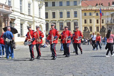 Prague, Çek Cumhuriyeti - 2 Mayıs 2018: askerlik'ın brass band Prague Castle Guard dönüş Hradcany Meydanı devlerin kapısında şeref kıtası değişen töreninden sonra.