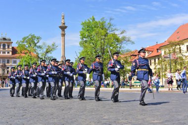 PRAG, CZECH REPUBLIC - 2 Mayıs 2018: Prag Kalesi Muhafızları, Hradcany Meydanı 'ndaki devlerin kapısındaki onur kıtasını değiştirme törenine yürüdü.