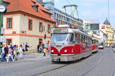 Prague, Çek Cumhuriyeti - 4 Mayıs 2018: eski tramvay şehrin sokaklarında.