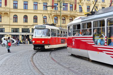Prague, Çek Cumhuriyeti - 4 Mayıs 2018: eski tramvay şehrin sokaklarında.